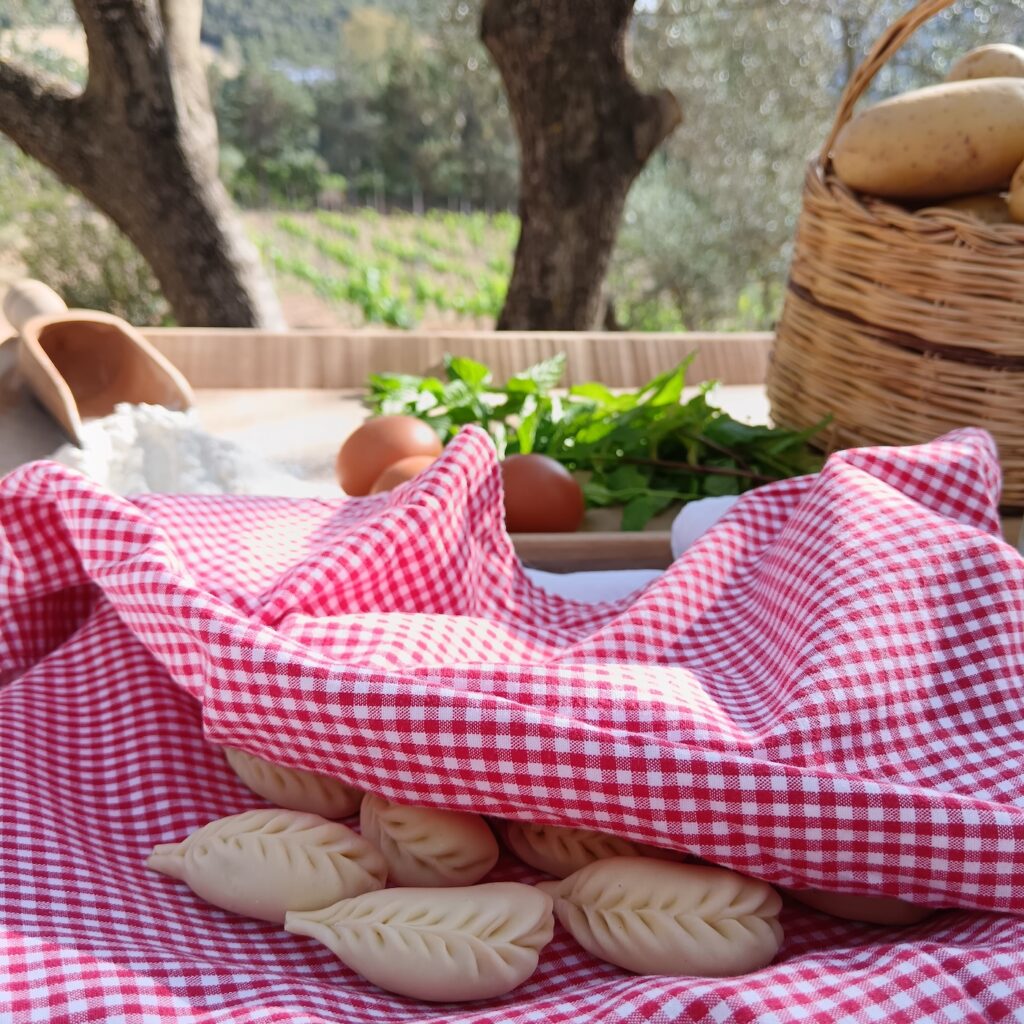 partecipa al nostro corso di cucina e impara a elaborare i Culurgionis D'Ogliastra insieme alla maestra pastaia Lidia Muceli, con oltre 35 anni di esperienza.