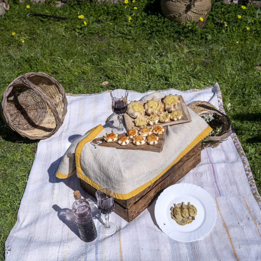 Il nostro pic nic tradizionale, in cui non possono mancare le coccoi prena in vari formati e con diversi tipi di pasta