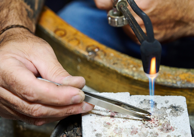 Lavorazione artigianale dei gioielli in filigrana sarda 