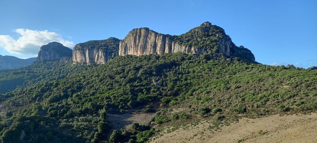 I tacchi d'Ogliastra che circondano Jerzu