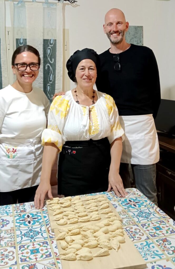 Dalla Germania al nostro Home Restaurant in Ogliastra. I nostri corsi di cucina in Ogliastra, attirano persone provenienti da tutto il mondo. Ogni volta è una nuova esperienza che ci arricchisce e ci permettere di offrire un pezzo di noi e della nostra terra ai partecipanti del nostro corso di culurgiones in Ogliastra.