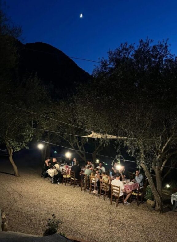 Scatto di un nostro ospite che immortala la tavolata nel giardino del nostro Home Restaurant in Ogliastra. Dopo aver partecipato al nostro corso di cucina e alla lezione sui culurgiones d’Ogliastra, gli ospiti si sono goduti un'esperienza gastronomica immersiva all’aperto. Se anche tu vuoi imparare l’arte dei culurgiones in Ogliastra, contattaci e prenota la tua esperienza