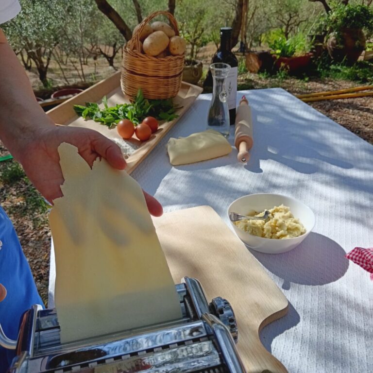 Impara a elaborare i culurgionis d'Ogliastra grazie ai nostri corsi di cucina in ogliastra. La chef lidia muceli vi guiderà passo passo attraverso l'elaborazione dei culurgiones d'Ogliastra. non perdere tempo e iscriviti subito ai nostri corsi di culurgiones in ogliastra